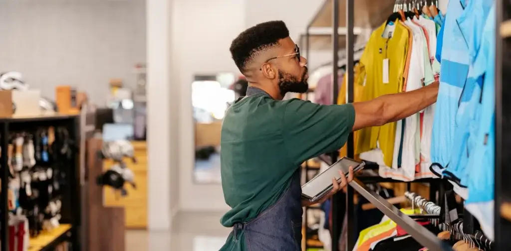 Employé de magasin utilisant une tablette