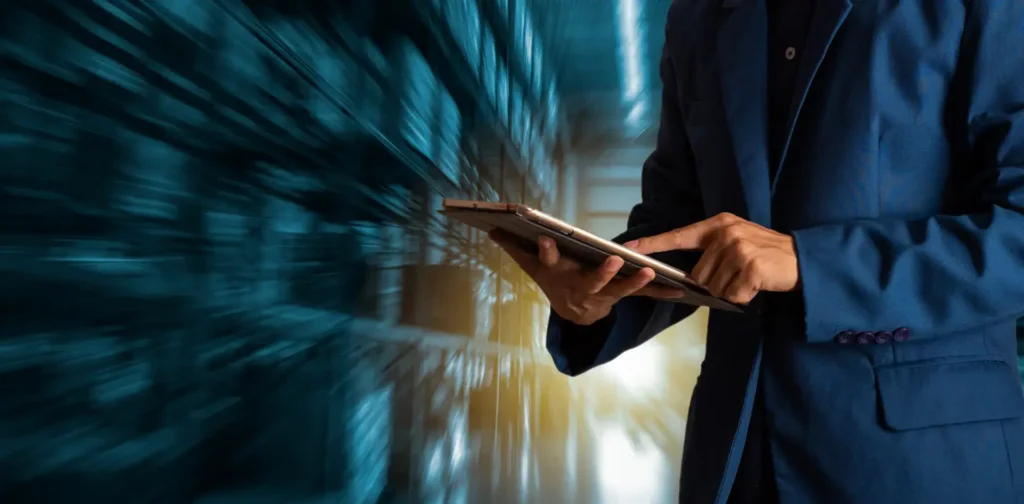 Professionnel utilisant une tablette dans un environnement technique